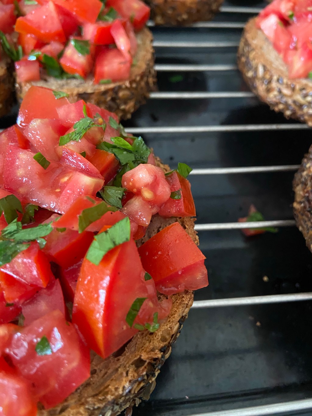 Bruschete cu roșii și&nbsp;pătrunjel