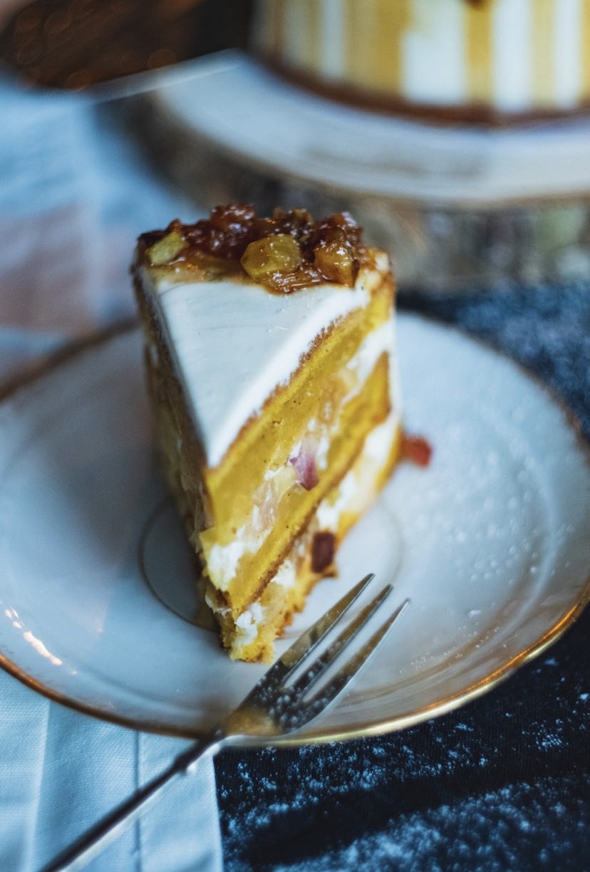 Tort cu fructe&nbsp;caramelizate