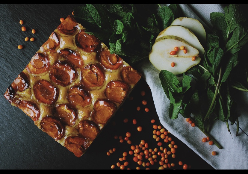 Prăjitură răsturnată cu prune și&nbsp;merișoare