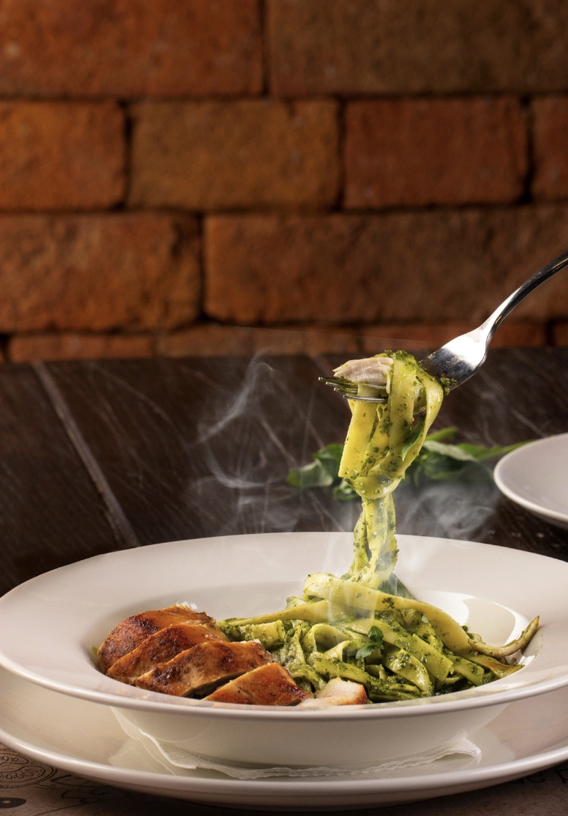 Tagliatelle cu bacon și ceapă&nbsp;verde